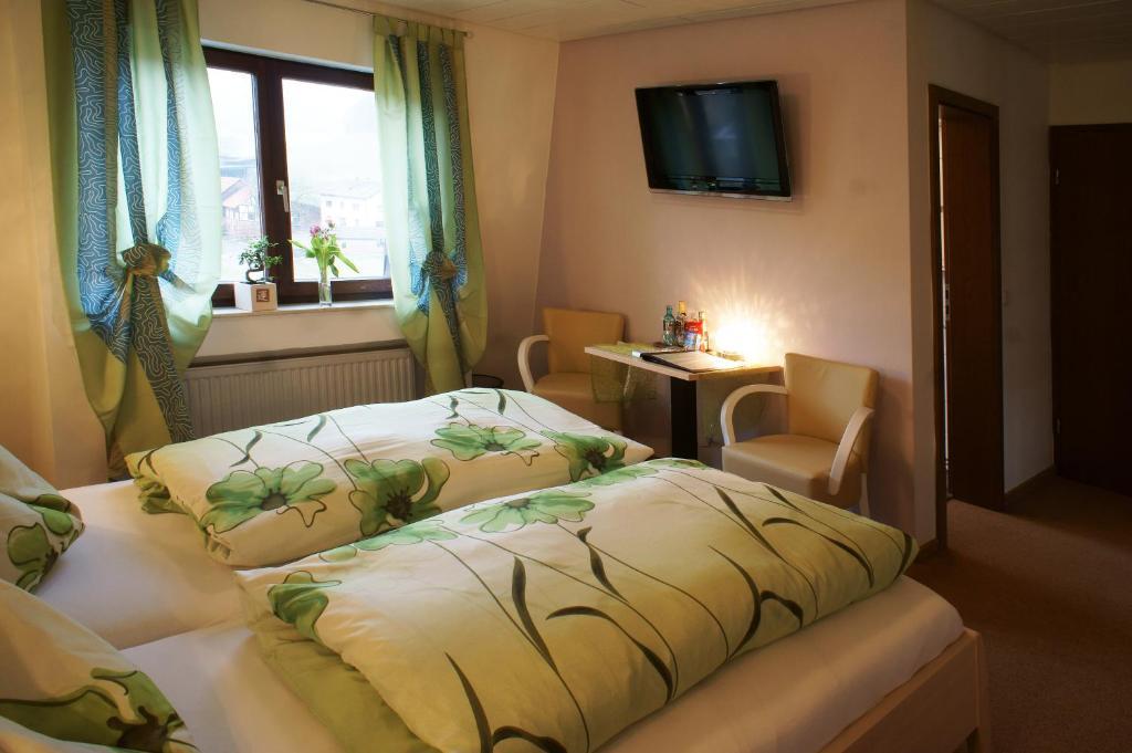 Hotel Gruener Baum Mit Restaurant & Wellness Oberzent Cameră foto